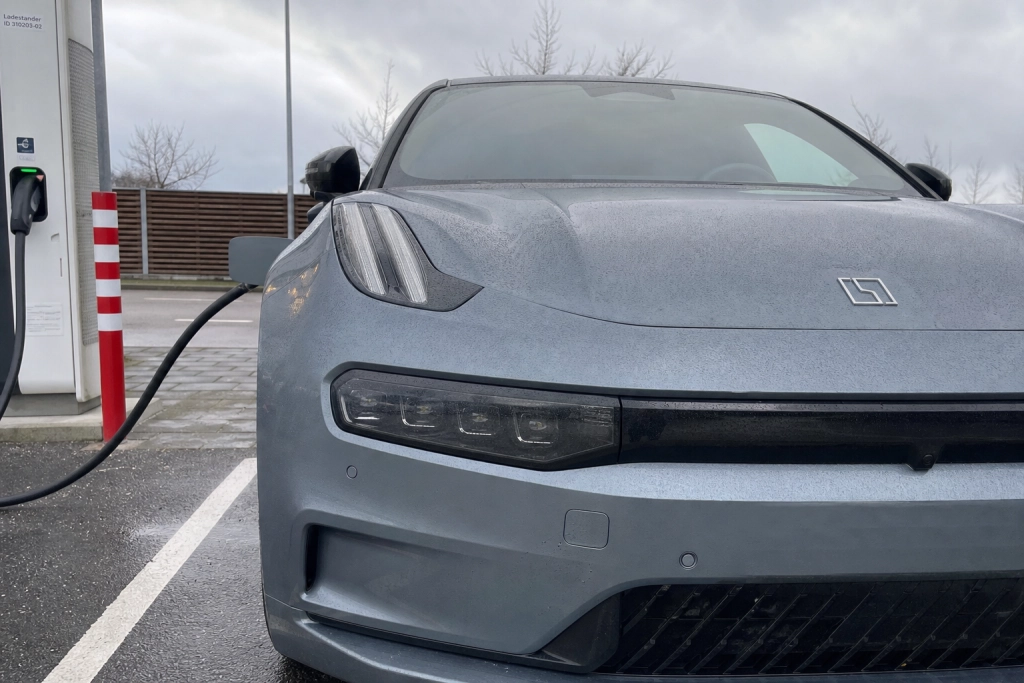 Kinesisk elbil slår Tesla på ladehastighed: 200.000 ordrer i mere end 50 lande