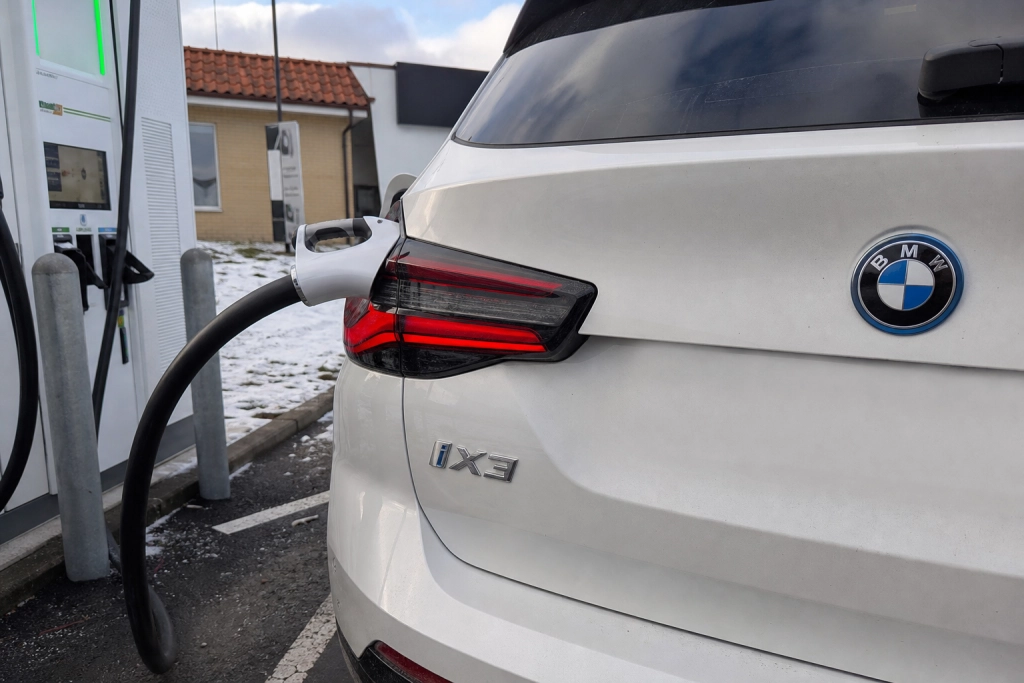 BMW iX3 testet i virkeligheden: 238 km motorvej efter kun 15 minutters ladestop