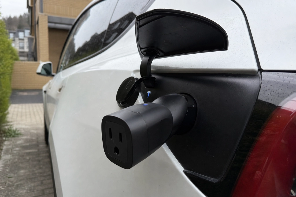Nu kan din Tesla give strøm tilbage: Officiel adapter låser op for tovejsopladning