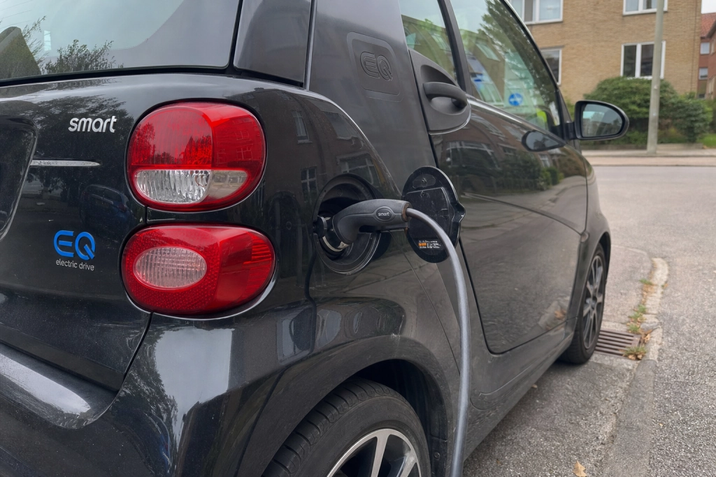 Elbilens batteri holder 8-15 år: Her er regningen for de mest solgte modeller - og én er chokerende dyr