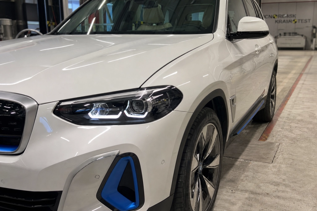Skærpet Euro NCAP-test: BMW iX3 fik fem stjerner, men blev slået af kinesisk Zeekr