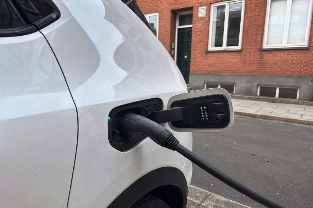 Britisk kovending om elbil-mål: Hvad sker der nu med EU-forbuddet mod benzinbiler fra 2035?