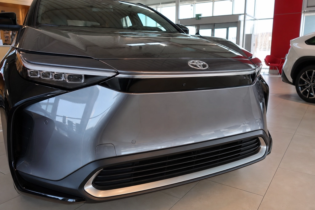 Toyota barberer op til 60.000 kroner af elbil-prisen i Tyskland: Fristen udløber 30. september