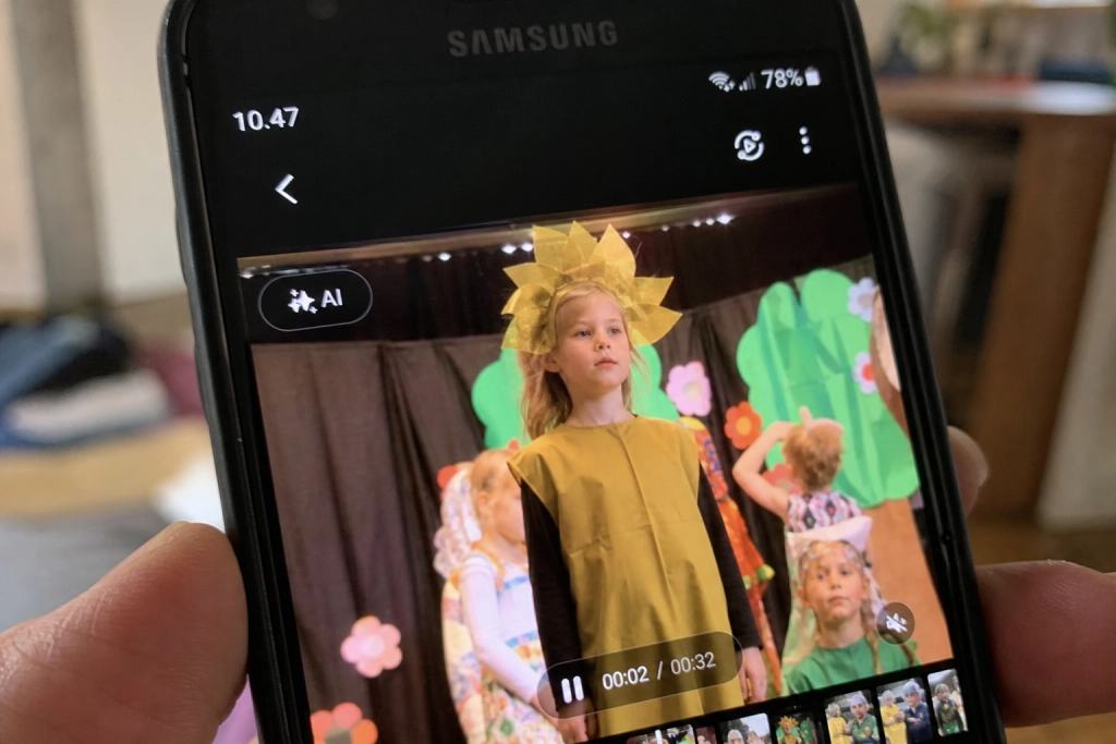 Samsungs nye funktion finder og zoomer automatisk ind på dit barn i en menneskemasse