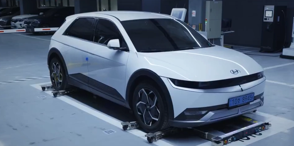 Bilerne bliver bredere hvert andet år: Ny Hyundai-robot skal presse 50 procent flere ind i parkeringshuset