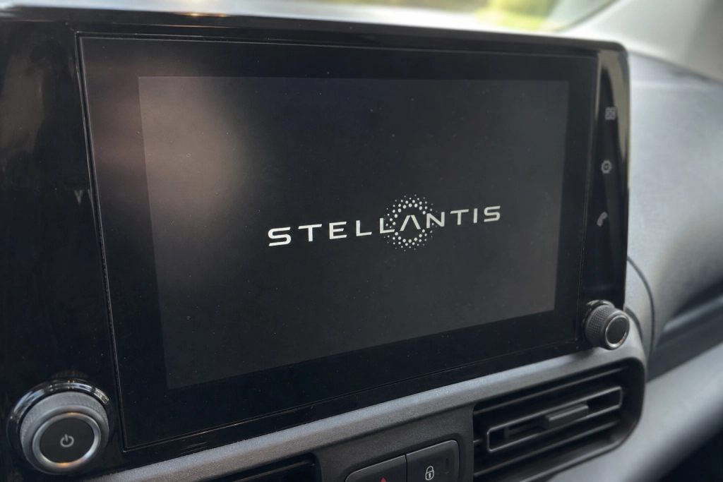 Softwarefejl slukker bakkameraet: Stellantis kalder 955.000 biler tilbage