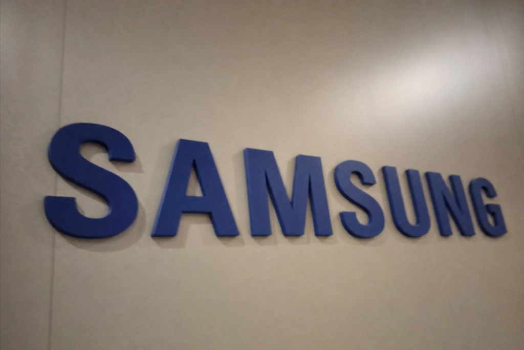 Galaxy S27 Ultras kamera-design lækket: Samsung dropper firkløveret og skæver til iPhone
