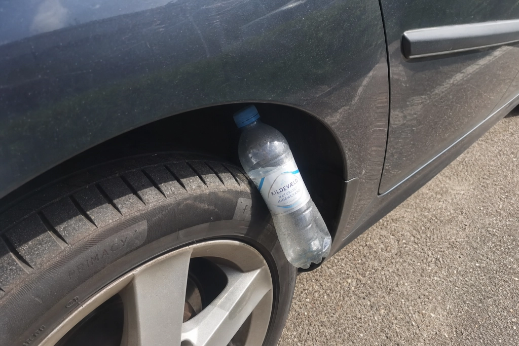 Plastikflaske i dit hjul: Politiet advarer mod snedig tyverimetode der spreder sig