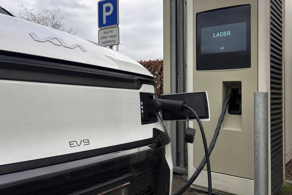 Ladestander lukkede aldrig sessionen: Kia-ejer får krav på 103.000 kroner for 5 kWh