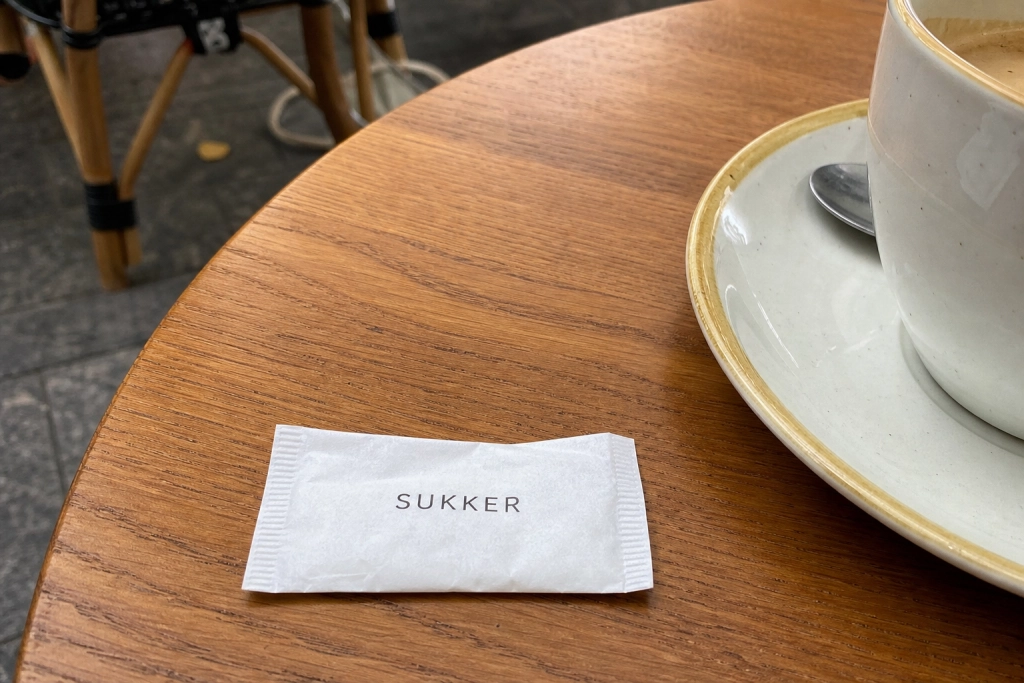 Sukkerpakken på din café får slutdato i 2030: Sådan lyder EUs nye emballagelov