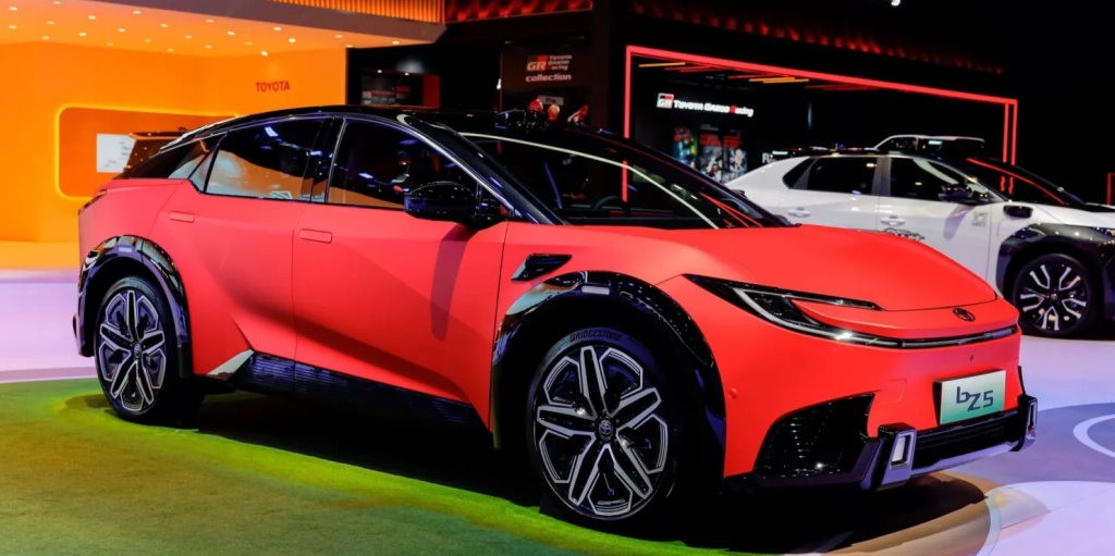 Toyota lancerer elbil på størrelse med Tesla Model Y: Til halv pris