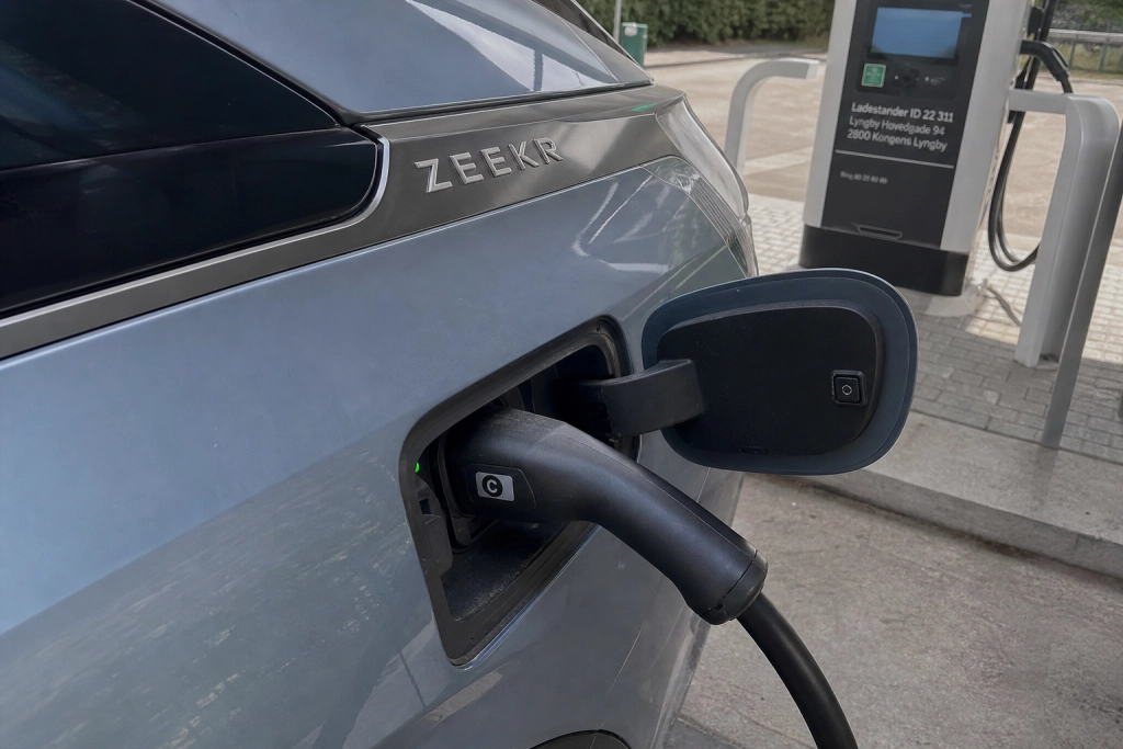 Geely vil gøre elbil-opladning lige så hurtig som at tanke benzin