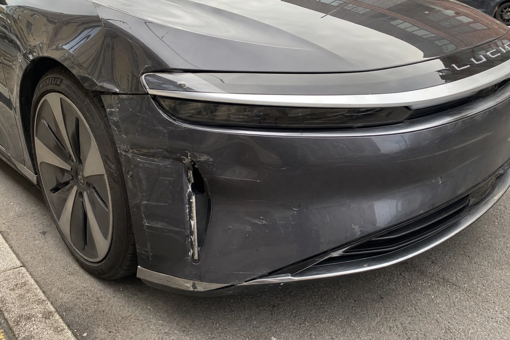 Bule i din elbil kan udløse en totalskade: Sådan gør batteriet i gulvet småskader dyrere end du tror