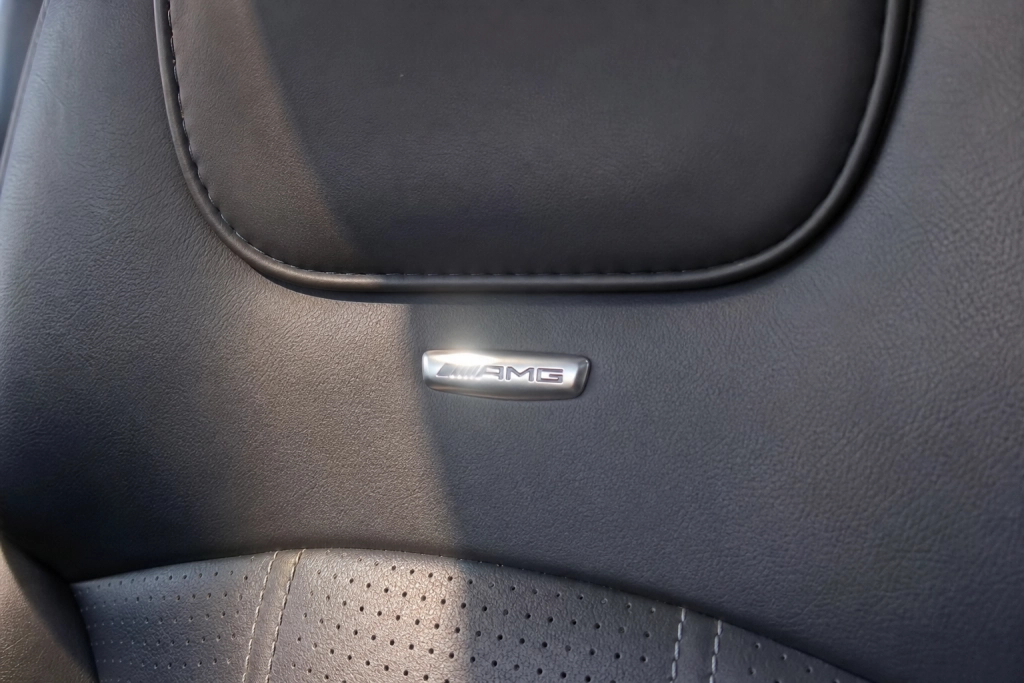 Mercedes-AMG-logo i sædet brændte to ejere: Nu sagsøger de producenten for skader