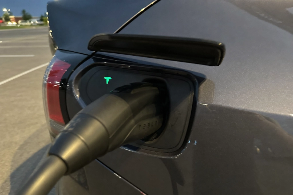 Tre dræbt ved skyderi ved Tesla Supercharger: Opladerstikket der spærrer elbilister inde skaber voldsom debat