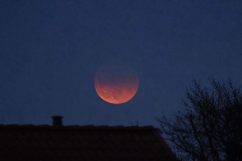 Delvis måneformørkelse fredag morgen: Sådan får du de bedste minutter med fra Danmark