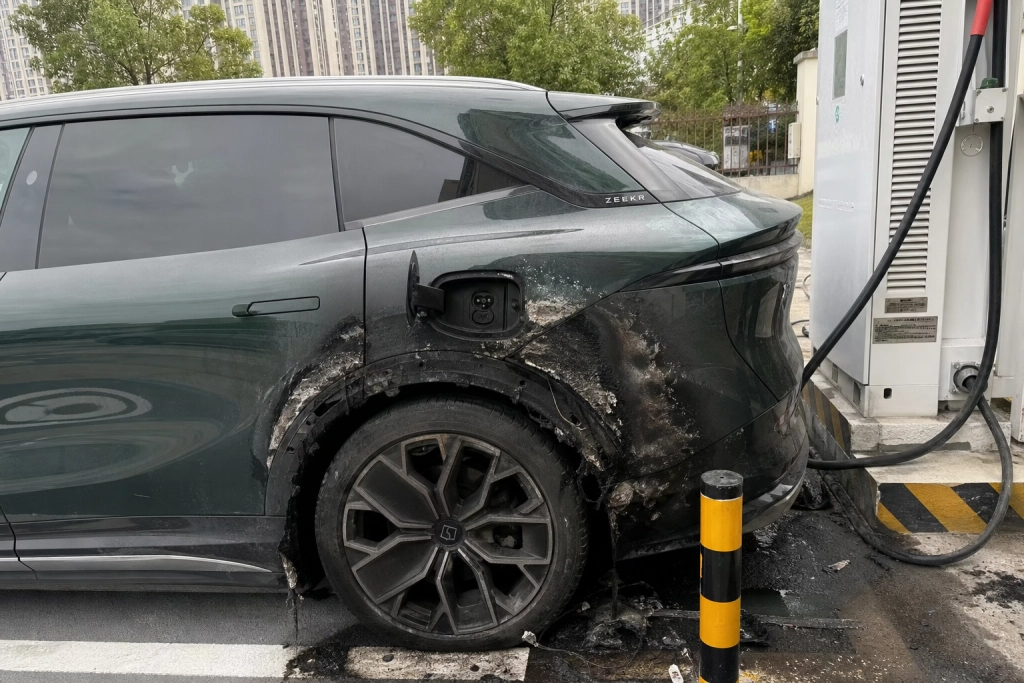 Zeekr-elbil gik i flammer ved ladestation: Producenten afviser batterisvigt og peger på skjult ulykke