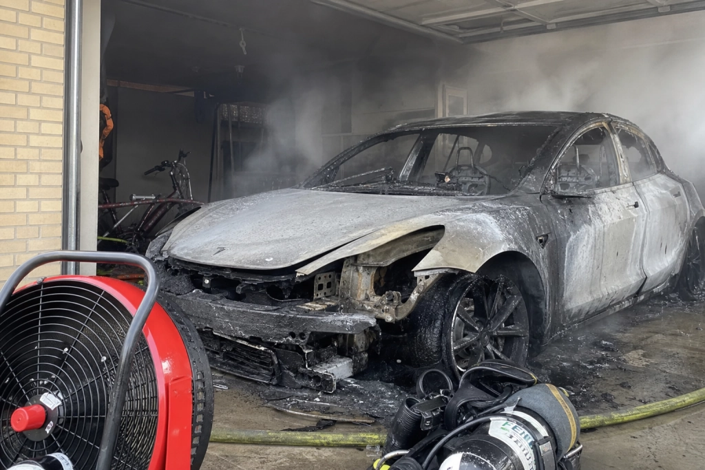 Tesla eksploderede i garage og sårede to brandfolk