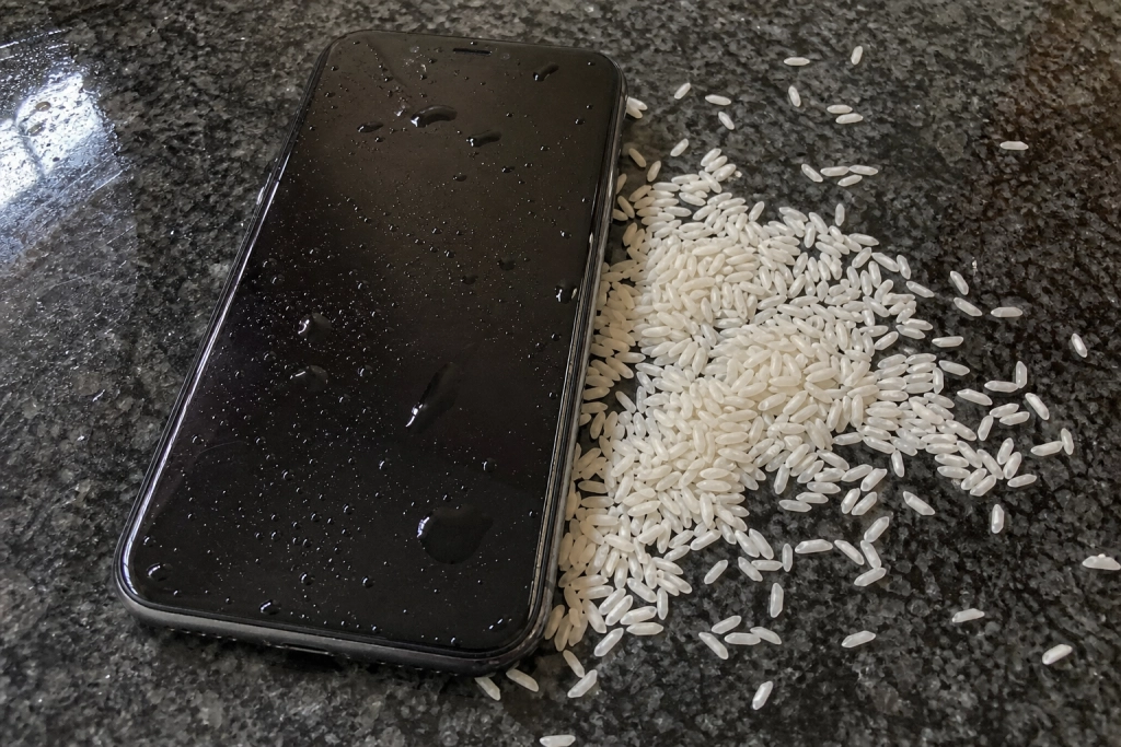 Apple slår fast: Læg aldrig en våd iPhone i ris, det gør skaden værre