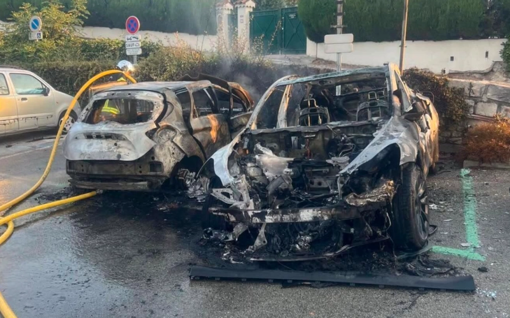 Renault Zoé brød i brand ved ladestanderen og satte ild i Tesla ved siden af