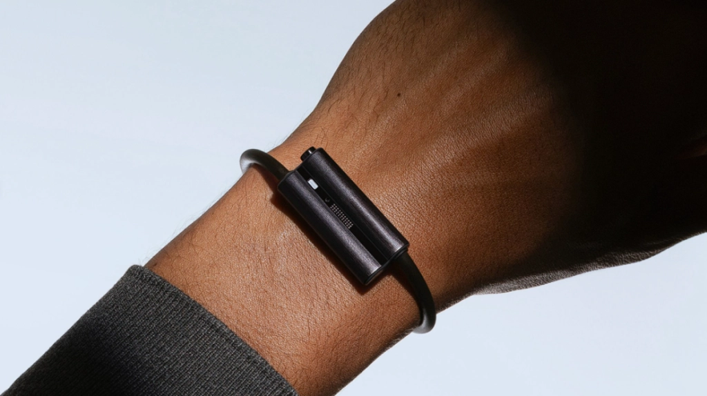 Fitbit-grundlæggerne er tilbage: Nyt bånd måler sundhed og henter hjælp uden en telefon