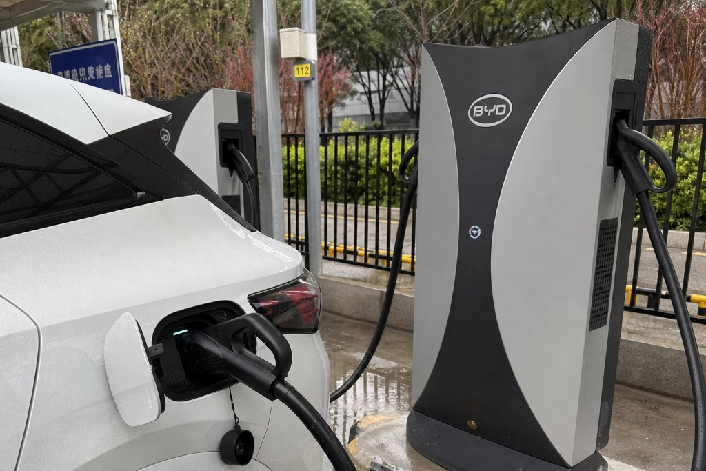 Sinopec skifter pumperne ud med BYD-ladere: Elbilen fyldes på ni minutter i Shanghai
