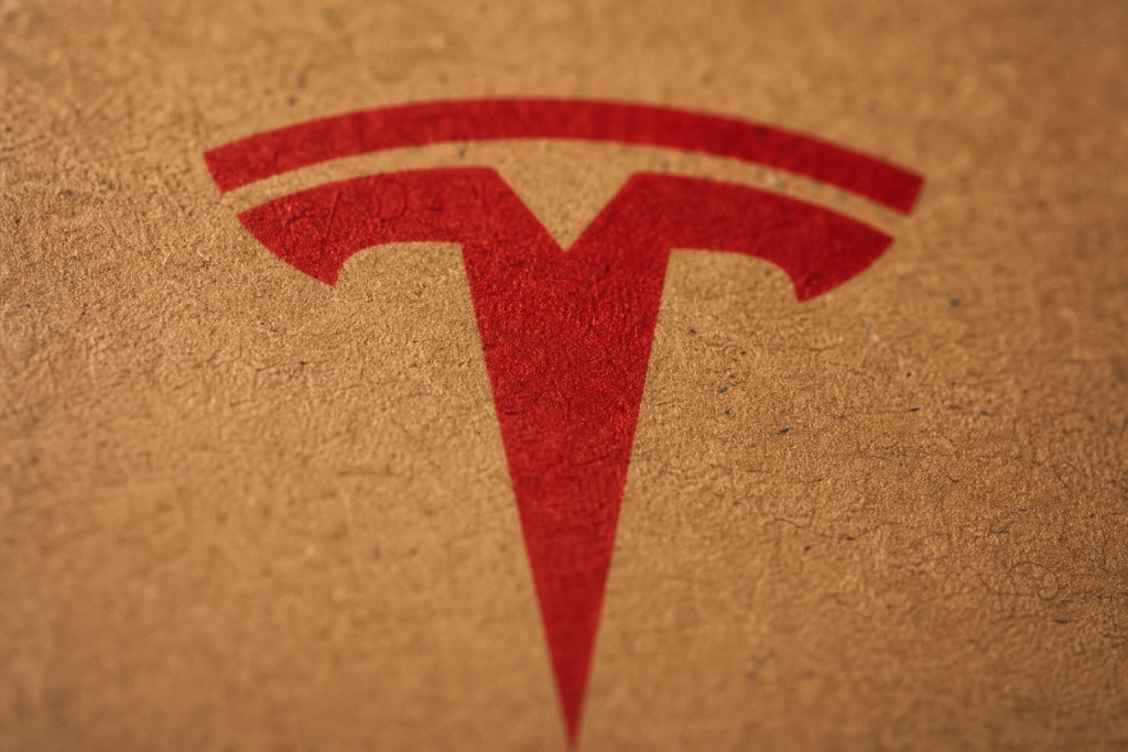 Britisk krigsveteran knuser Tesla med kampvogn: 