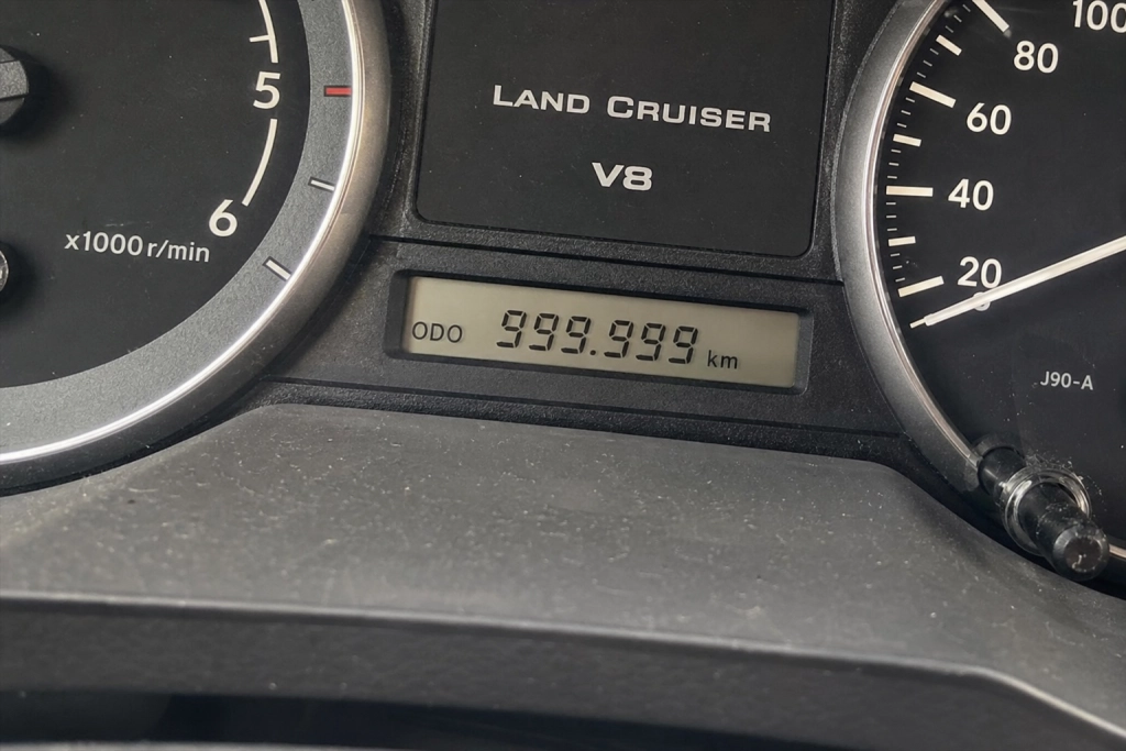 Australsk landmand stoppede sin Land Cruiser 300 meter før én million km, og lod køberen få æren