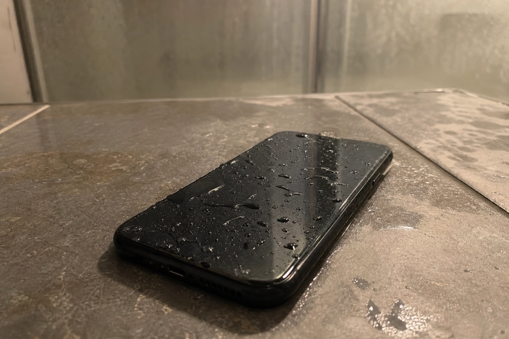 Tag ikke telefonen med i badet: Damp kan ødelægge selv en vandtæt mobil