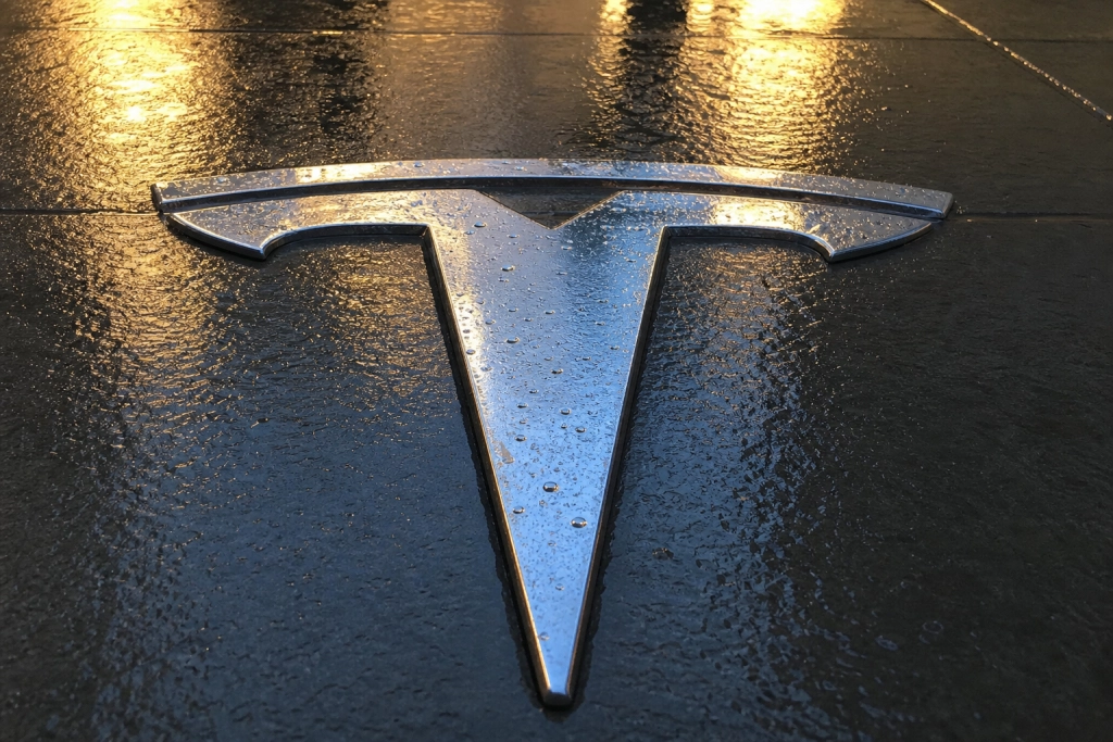 Ny Tesla Model 3 får 38 km længere rækkevidde: Prisen står stille i Danmark
