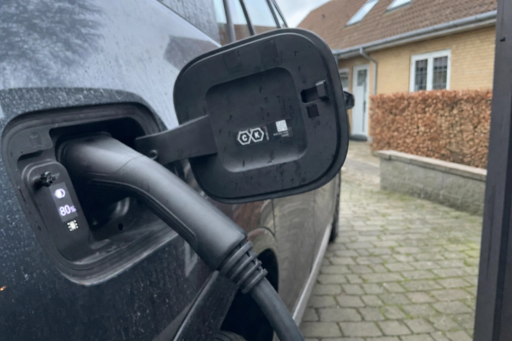 Lader du elbilen helt op hver gang: Én indstilling skåner batteriet og bilens værdi