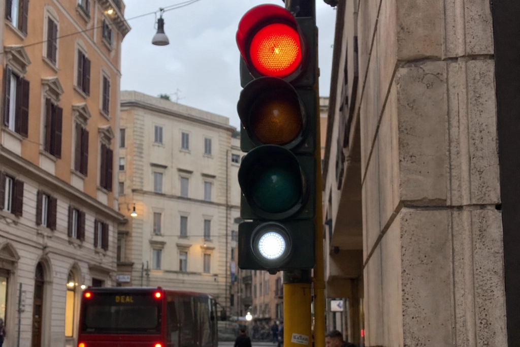 Trafiklyset kan få en fjerde farve: Nu tager idéen form i Rom