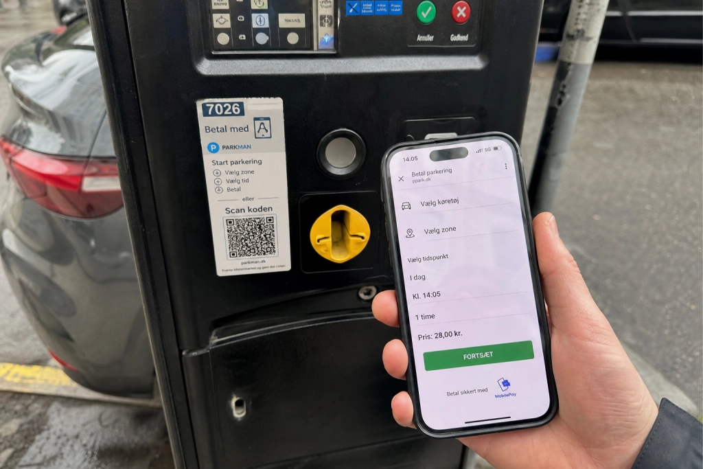 Pas på QR-koden på parkometeret: Sådan afslører du svindlernes falske klistermærke