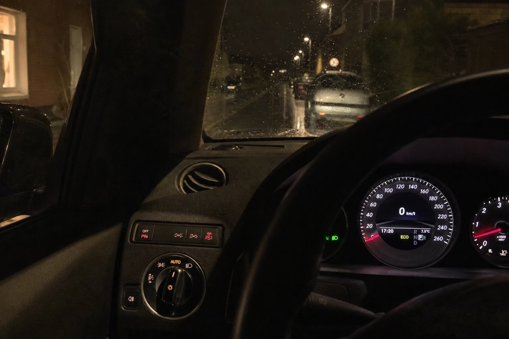 Spøgelsesbiler kører med slukkede baglygter i mørket: Sådan tjekker du dine egne