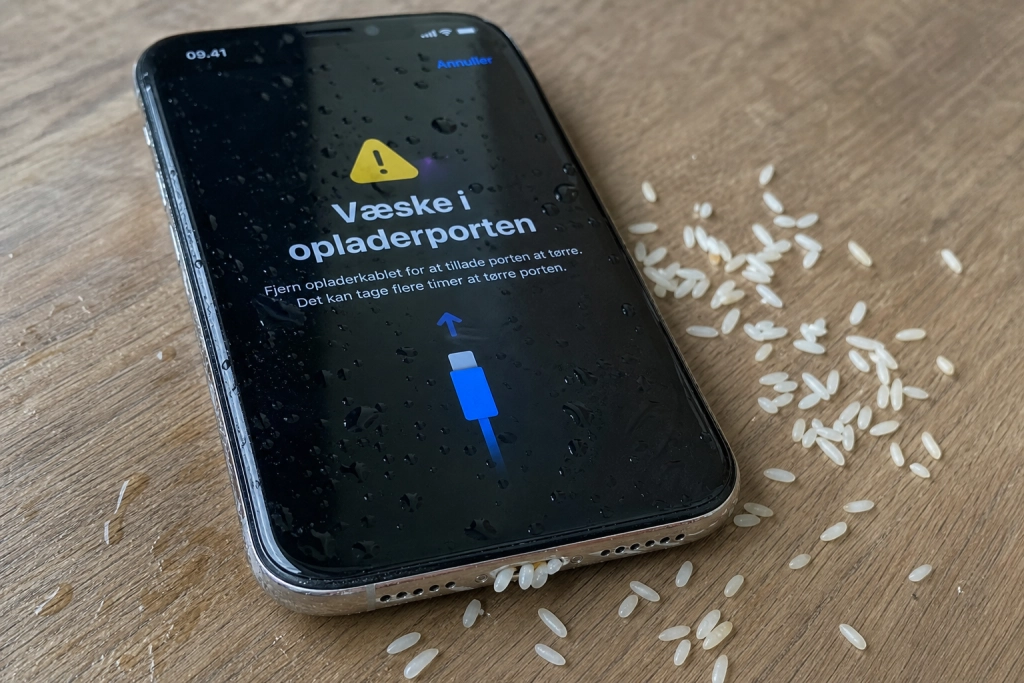 Ris-tricket til den våde telefon virker ikke: Eksperter advarer om at det gør skaden værre