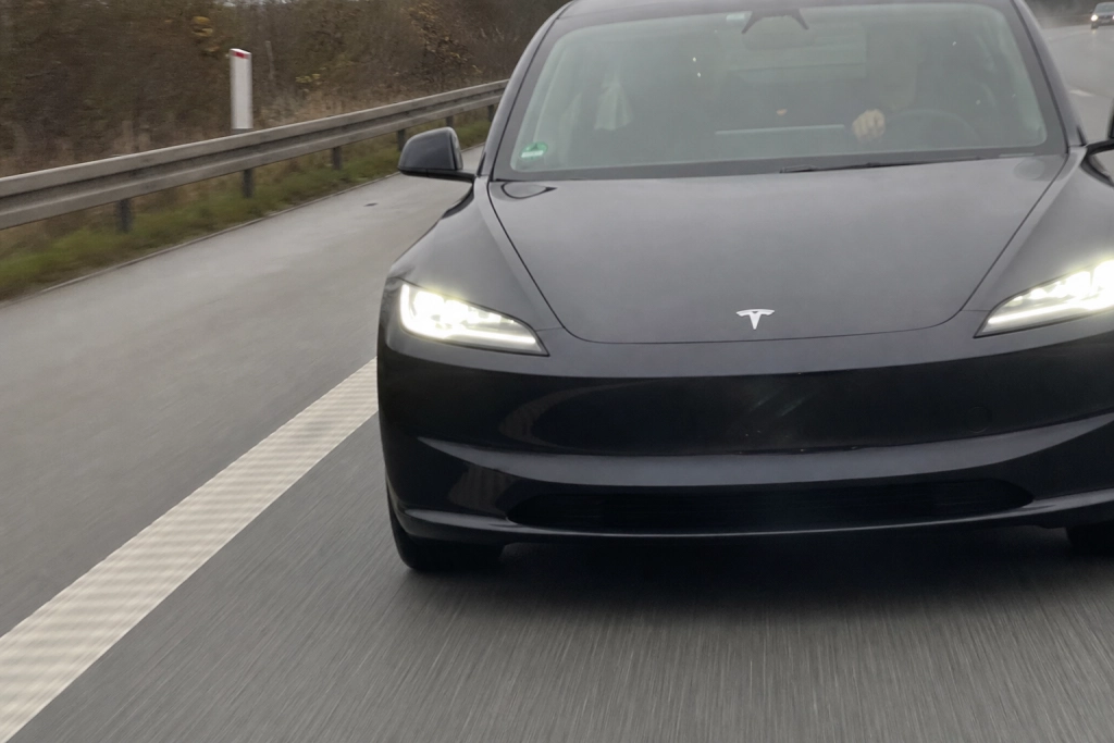Tesla runder 100 millioner km med selvkørsel i Europa: Nul motorvejsulykker