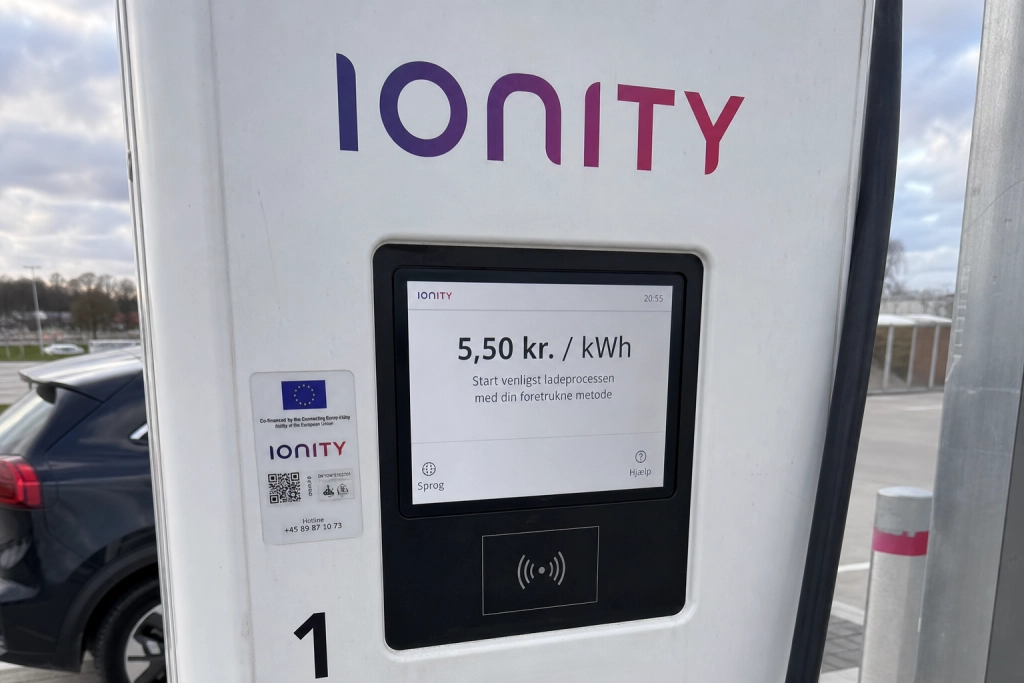 Elafgiften er stort set væk, men den offentlige lynlader er stadig dyr: Så meget betaler du per kWh
