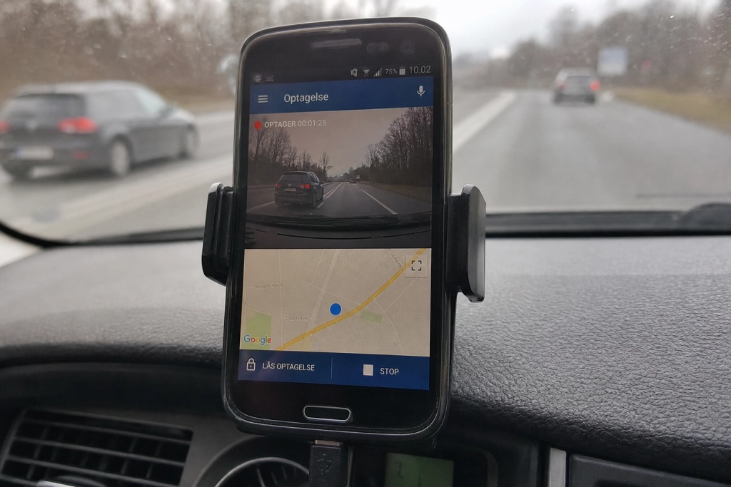 Din gamle telefon kan erstatte en billig dashcam, men lad hurtigopladeren blive hjemme