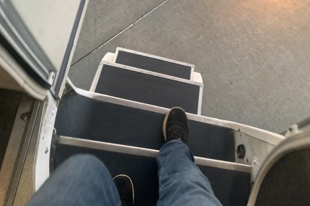 Ryanairs spareiver har en pris: Næsten 500 passagerer er faldet ned ad trappen