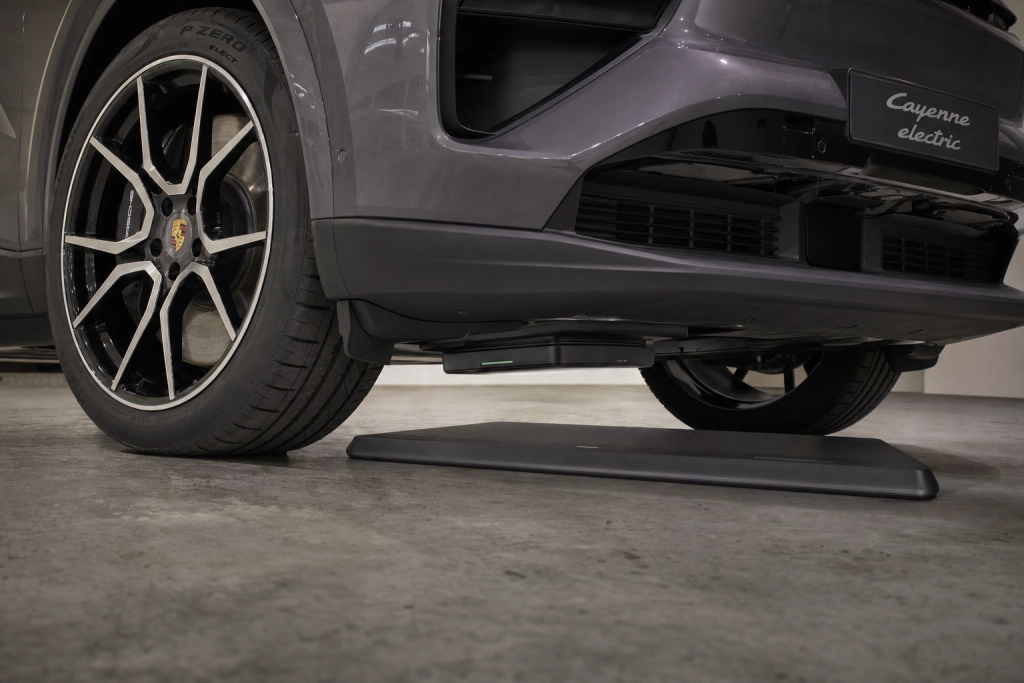 Porsche dropper ladekablet: Nu bliver trådløs opladning til virkelighed