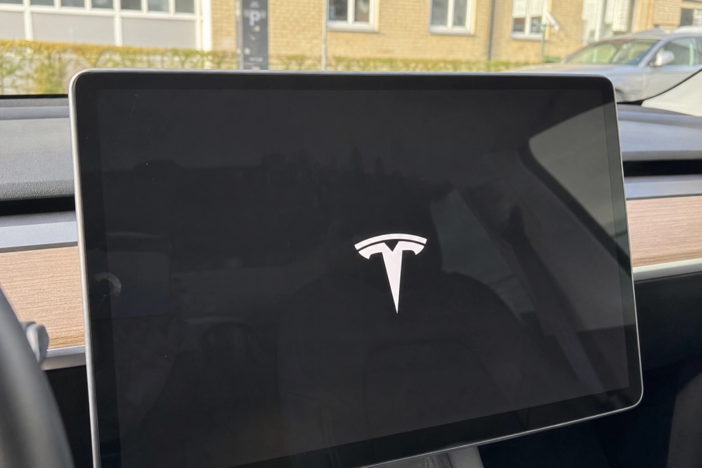 Tesla får ny stemme-assistent: Nu kan bilen styre din mail og kalender