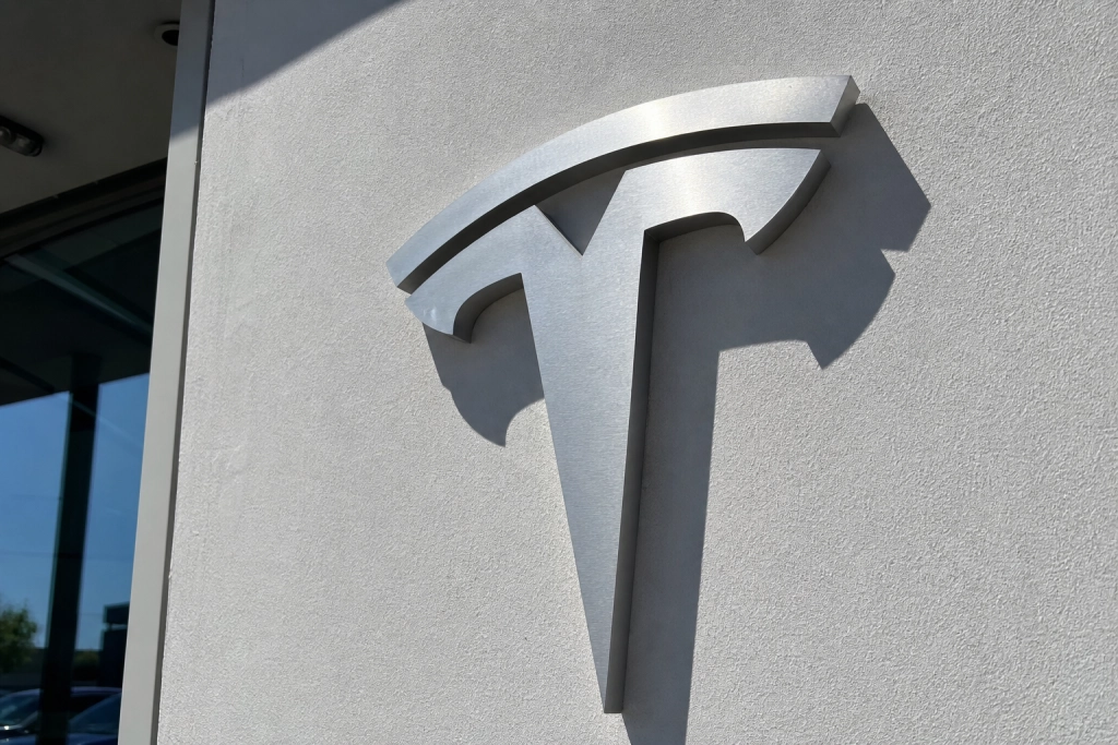 Tesla genlancerer tre gamle produkter i september: Kritikere kalder det aktie-pump