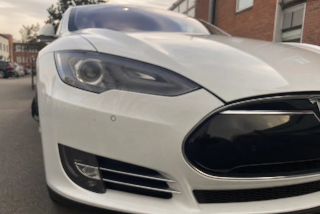 Tesla indgår forlig i dødsulykke: Undgår retssag om Autopilot
