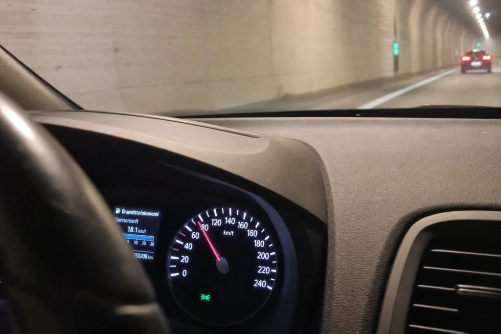 Eksperter afliver populært bremsetrick: Sådan slipper du ikke for fartbøden i tunnellen