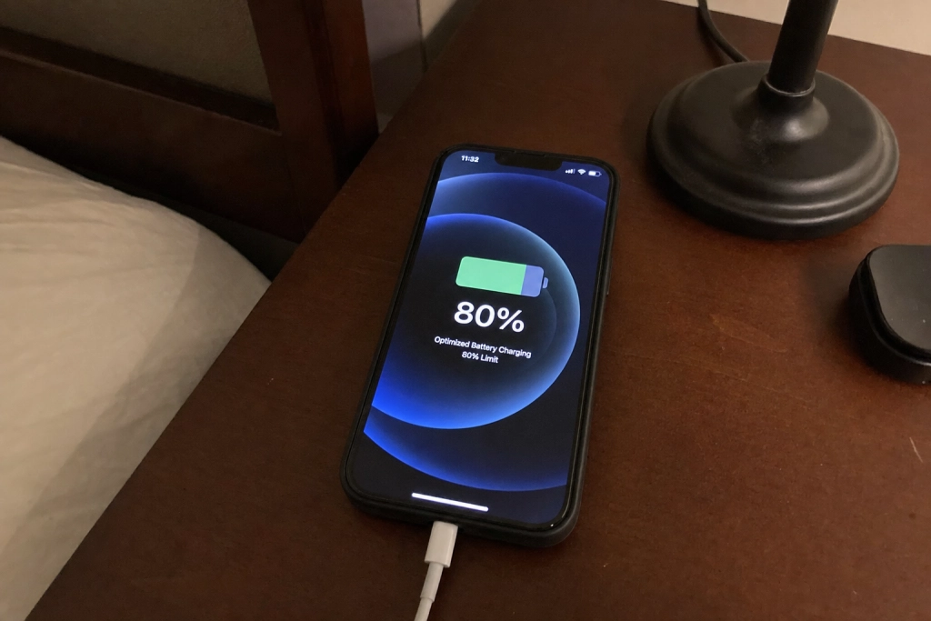 Lader du telefonen til 100 procent hver nat: Derfor slider vanen mere på batteriet end du tror