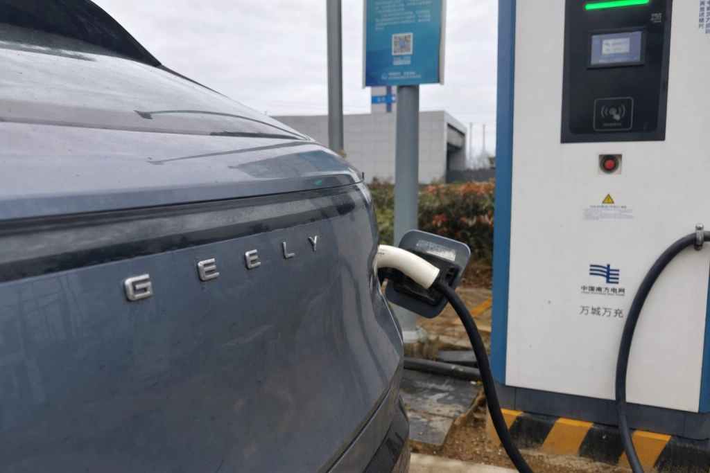Elbil ladet på fire minutter: Geely trumfer BYD med 2,2 MW-lader