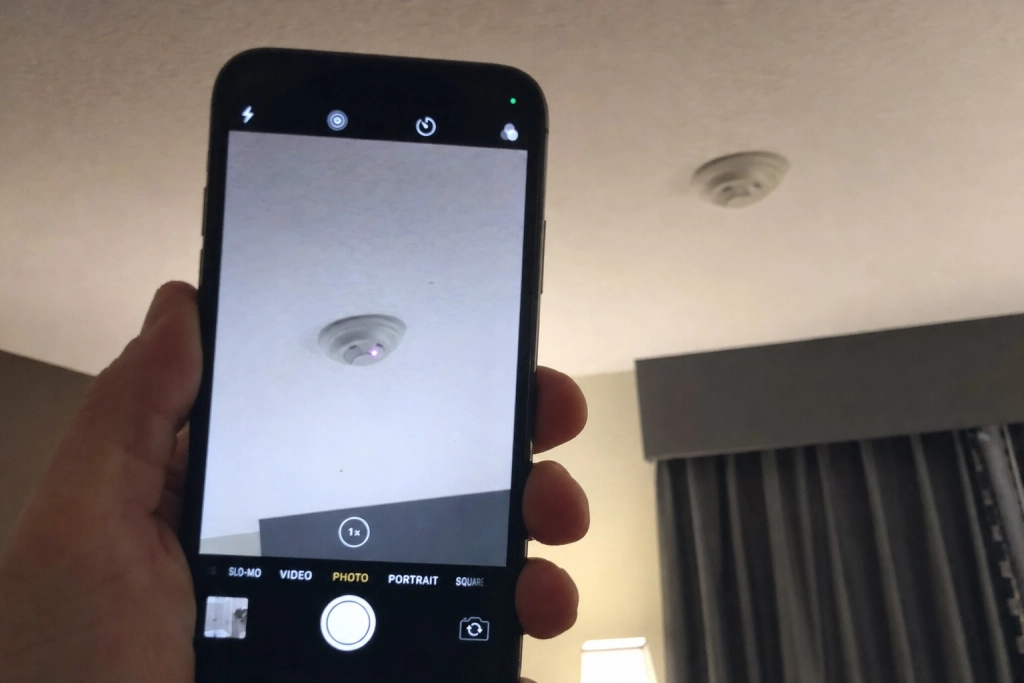 Lejer du sommerhus eller hotelværelse: Sådan afslører du et skjult kamera med din telefon