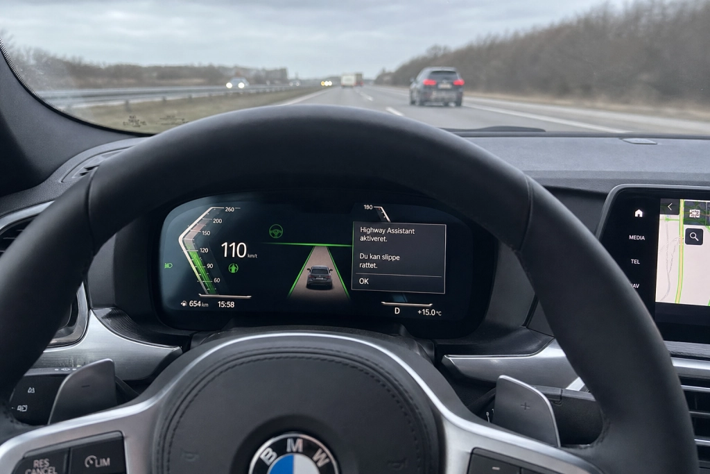 Kører du ny BMW: Snart må du slippe rattet ved 130 på motorvejen