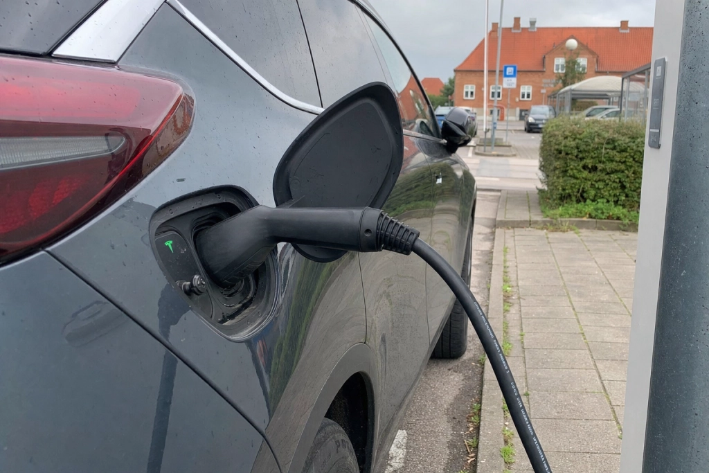 Lader du elbilen ude: Skjulte gebyrer kan næsten fordoble din laderegning