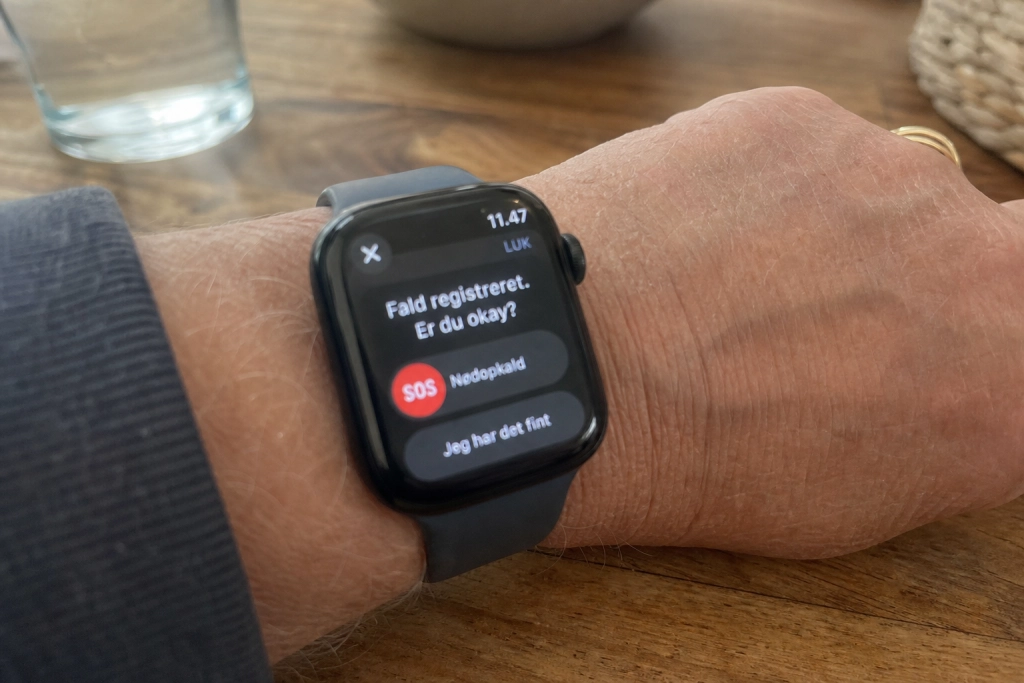 Falder du alene og kan ikke ringe: Dit Apple Watch tilkalder selv hjælp, sådan slår du funktionen til